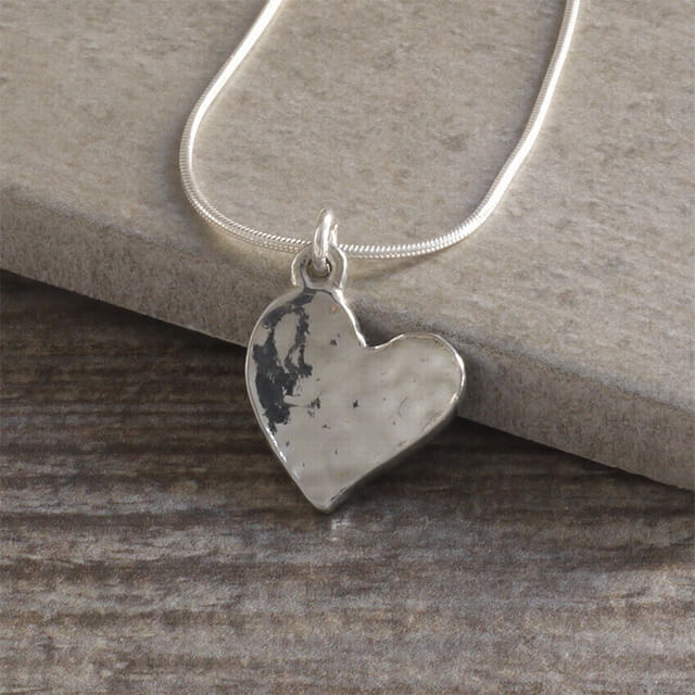 Hammered heart necklace deals